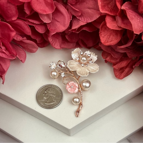Crystal and Pearl Flower Brooch Lapel Pin - Picture 8 of 9